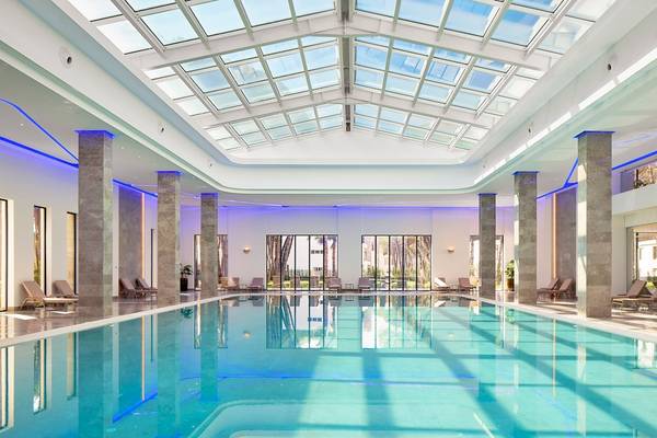 Innenpool des Melia Durres Albania Hotels mit Glasdach und Lounge-Bereich