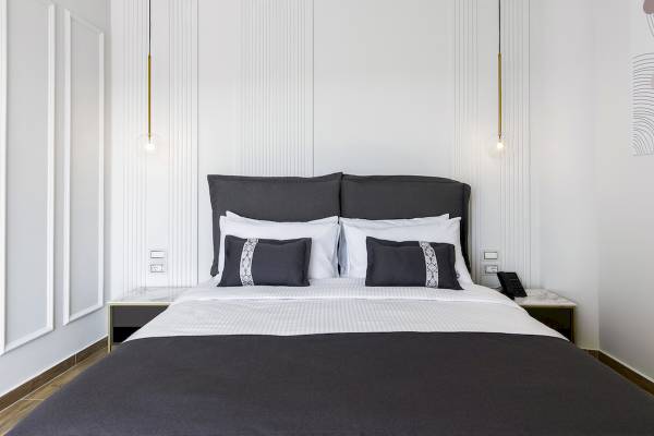 Schlafzimmer im Mövenpick Hotel Lalez Durres mit modernen Möbeln und Einrichtung.
