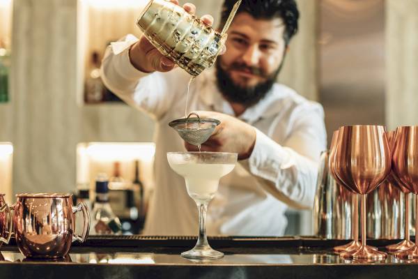 Barkeeper im Mövenpick Hotel Lalez Durres bereitet einen Cocktail zu