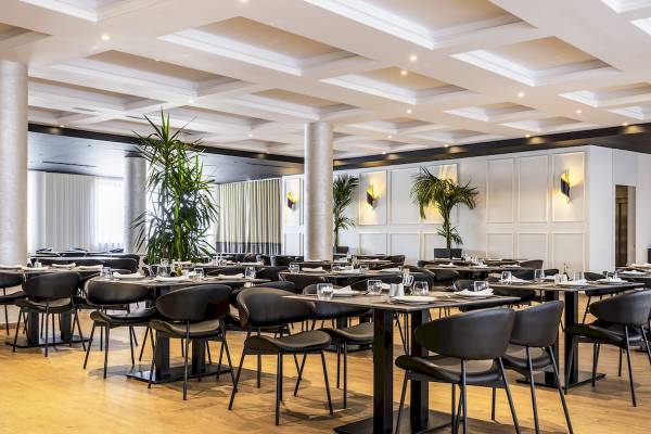 Mövenpick Hotel Lalez Durres - Innenbereich des Restaurants mit gedeckten Tischen und modernen Möbeln.