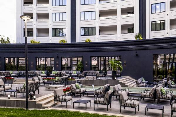 Außenbereich des Mövenpick Hotel Lalez Durres mit modernen Möbeln und einem Swimmingpool.