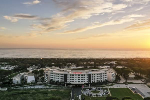 Luftaufnahme des Mövenpick Hotels Lalez Durres mit Meer und Landschaft im Hintergrund.
