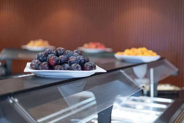 Obstplatte mit Pflaumen im Brillant Hotel & Spa.