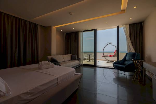 Innenansicht der Suite im Brilliant Hotel & Spa mit Blick auf das Meer.