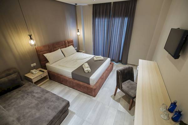 Doppelzimmer im Brilliant Hotel & Spa mit Doppelbett, Schreibtisch und Fernseher.