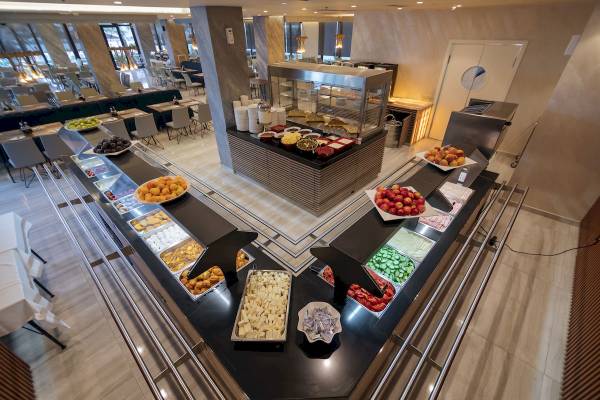 Frühstücksbuffet im Brilliant Hotel & Spa mit verschiedenen Speisen und Getränken.