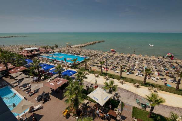 Luftaufnahme des Brilliant Hotel & Spa mit Blick auf den Strand und das Meer.