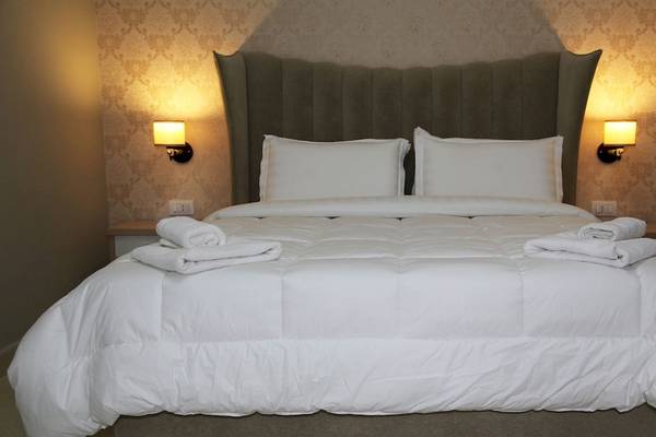 Ein geräumiges Bett mit weißen Decken und Kissen im Fafa Premium Resort.