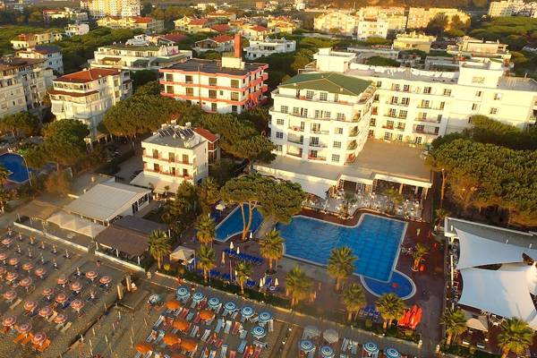 Luftaufnahme des Fafa Premium Resort mit Schwimmbad und Strand, viele Gäste und Sonnenschirme