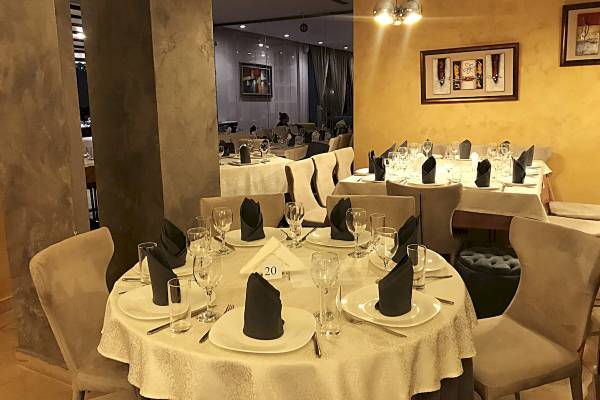 Restauranttisch im Sandy Beach Resort mit gedeckten Plätzen und Dekoration.