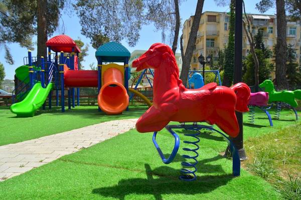 Kinderspielplatz im Sandy Beach Resort mit Rutschen und Schaukeln