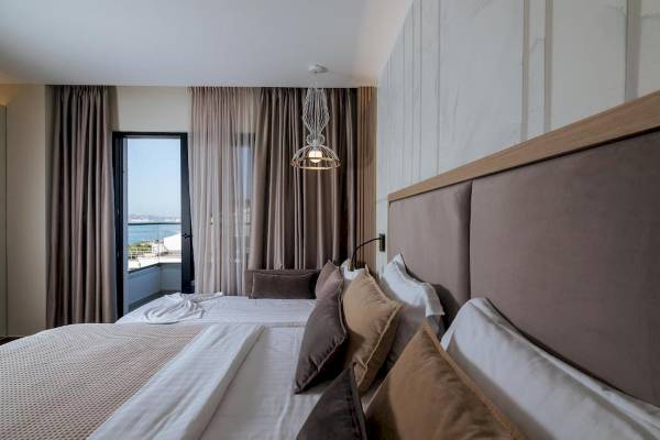 Doppelbettzimmer im Gloria Palace Hotel mit Meerblick und modernen Möbeln.