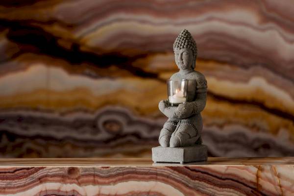 Buddha-Statue mit Kerze im Gloria Palace Hotel & SPA