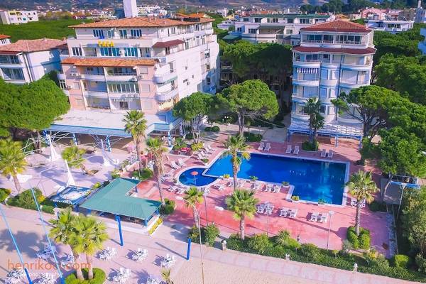Luftaufnahme des Fafa Beach Hotels mit Swimmingpool und umliegender Landschaft