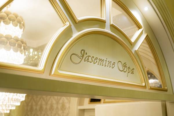 Eingang zum Jasmine Spa des Diamma Resorts mit goldener Einfassung und Kristallleuchter.