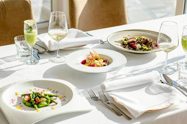 Gedeckter Tisch im Diamma Resort mit verschiedenen Gerichten und Getränken.