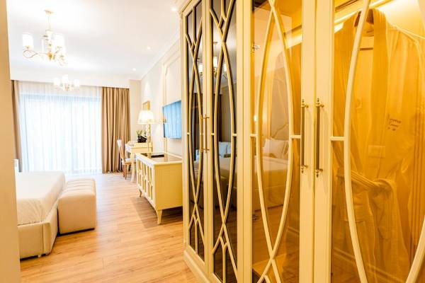 Schlafzimmer im Diamma Resort mit Bett, Kleiderschrank und Wohnzimmer