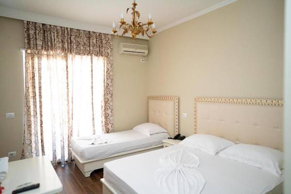 Zweibettzimmer im Vila Mare Hotel mit modernen Möbeln und Klimaanlage.