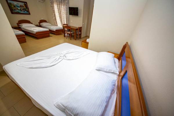Schlafzimmer im Vila Mare Hotel mit drei Betten und einem Tisch