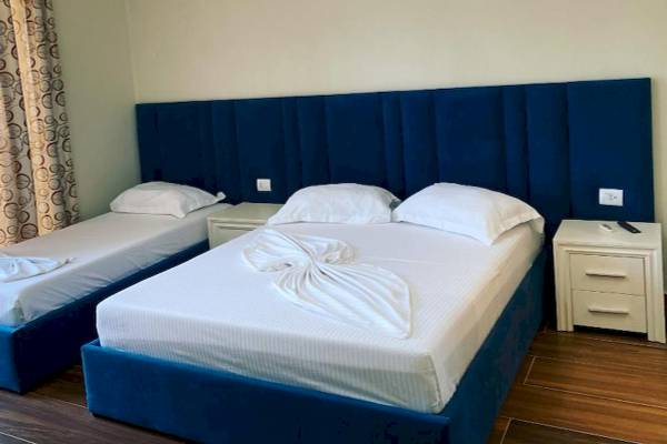 Doppelzimmer im Vila Mare Hotel mit zwei Betten und Nachttischen.