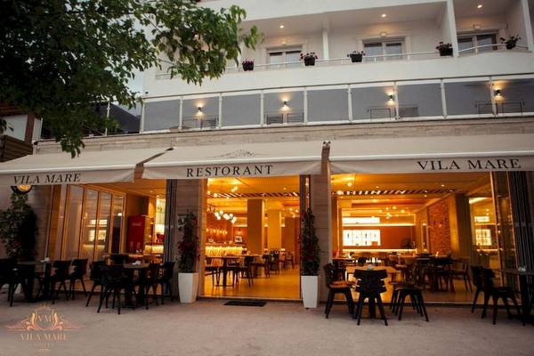 Außenansicht des Vila Mare Hotel Restaurants mit Tischen und Stühlen unter einem Vordach.