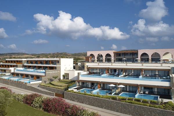 Außenansicht des Boutique 5 Hotel & Spa mit mehreren Swimmingpools und einem schönen Garten.