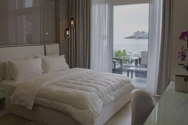 Schlafzimmer im Demi Hotel mit Blick auf den Ozean