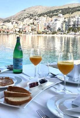 Frühstückstisch am See mit Blick auf die Stadt im Demi Hotel