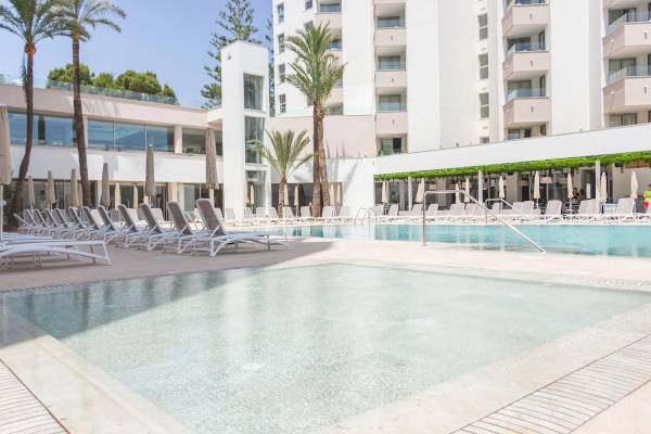 Pool-Lounge-Bereich im Hipotels Bahia Grande Hotel mit weißen Liegestühlen und Palmen