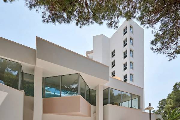 Außenansicht des Hipotels Bahia Grande Hotels mit Eingang, Glasfassade und Pflanzen.