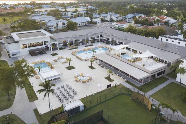 Luftaufnahme des Emotions By Hodelpa Hotel in Puerto Plata mit Swimmingpools und Sonnenliegen.