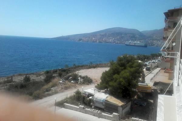 Aussicht auf das Meer und den Hafen von Santa Quaranta Premium Resort.