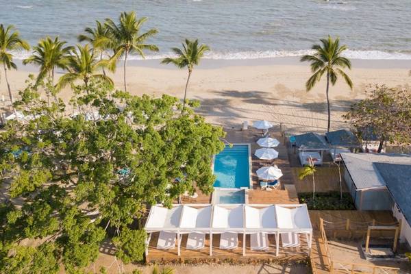Luftaufnahme des Emotions By Hodelpa Hotel mit Pool und Strandanlage.