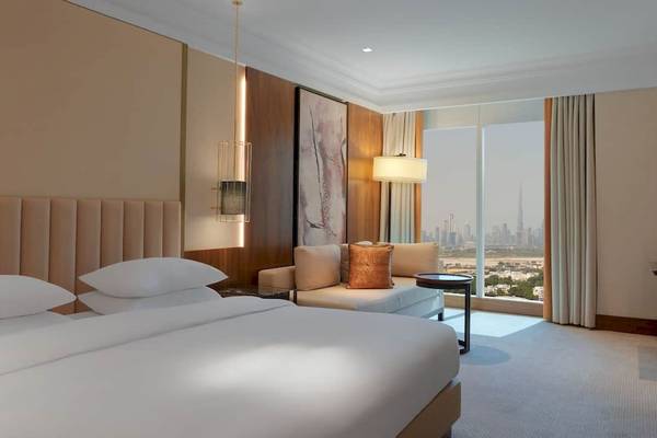 Hotelzimmer im Grand Hyatt Dubai mit Bett, Couch, Tisch und Aussicht auf die Stadt