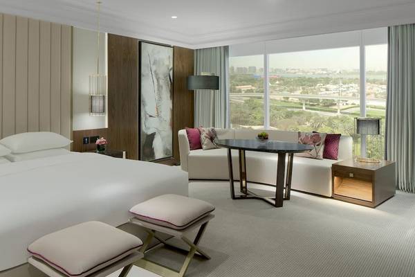 Hotelzimmer im Grand Hyatt Dubai mit großem Bett und Aussicht auf die Stadt.
