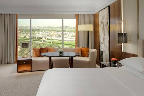 Innenansicht einer Suite im Grand Hyatt Dubai mit Blick auf die Stadt