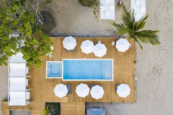 Luftaufnahme des Swimmingpools und der Loungesessel des Emotions By Hodelpa Hotels