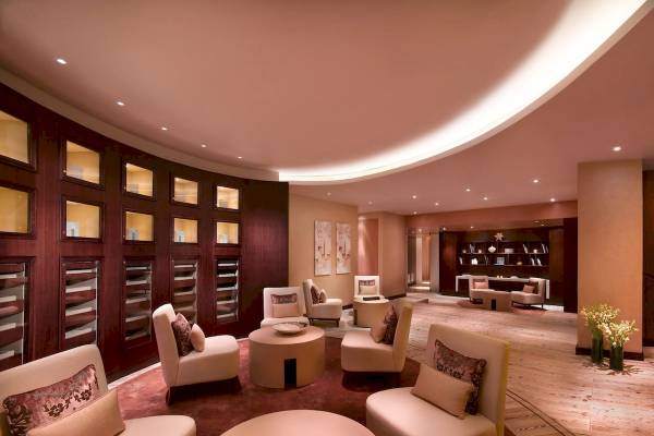 Inneneinrichtung des Grand Hyatt Dubai mit eleganten Möbeln und hellen Farben.