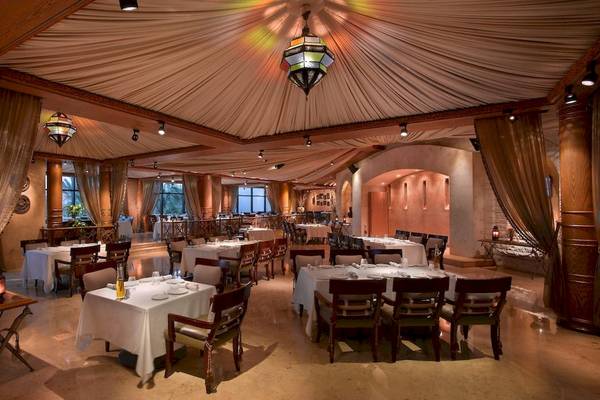 Innenansicht des Grand Hyatt Dubai Restaurants mit gedeckten Tischen und orientalischer Dekoration.