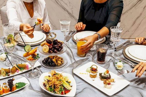 Eleganter Tisch im Grand Hyatt Dubai mit verschiedenen Gerichten und Getränken.