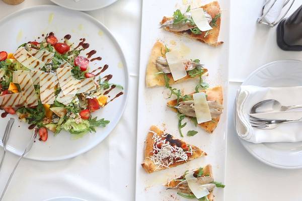 Gedeckter Tisch im Dyrrah Hotel mit Salat, Brot und Suppe.