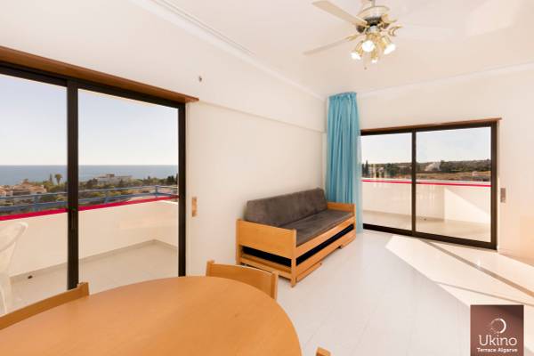 Balkon des Ukino Terrace Algarve Hotels mit Sofa und Tisch und Meerblick