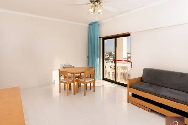 Innenbereich des Ukino Terrace Algarve Hotels, Wohnzimmer mit Tisch, Stühlen und Sofa