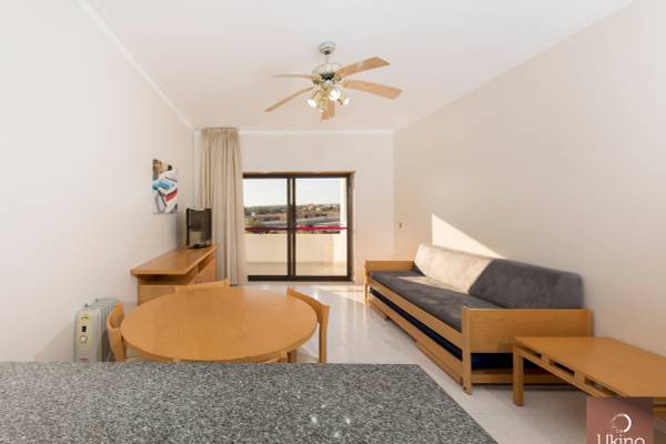 Wohnzimmer im Ukino Terrace Algarve Hotel mit Sofa, Tisch und Fernseher