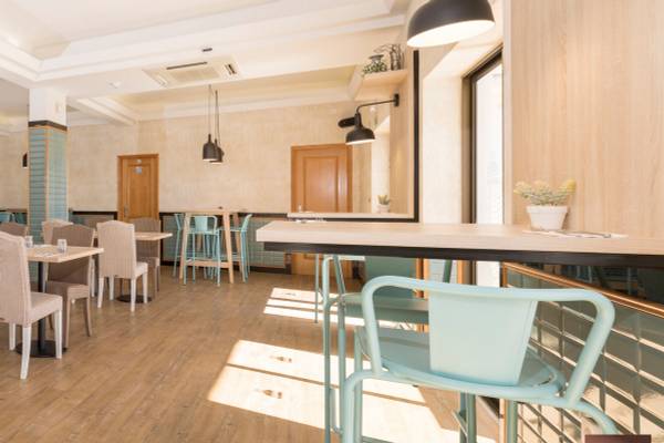Innenbereich des Restaurants im Ukino Terrace Algarve Hotel mit Holzboden und modernen Möbeln.