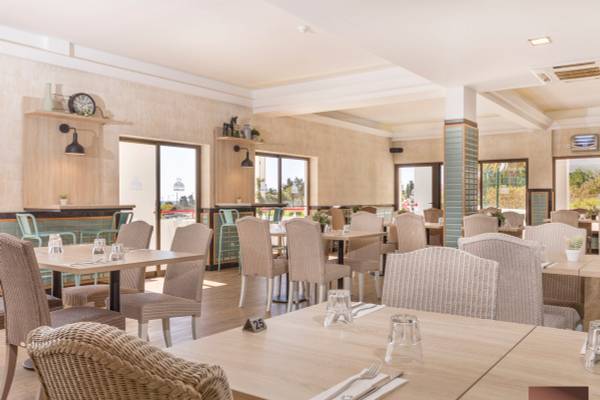 Innenansicht des Restaurants Ukino Terrace Algarve mit Tisch und Stühlen.