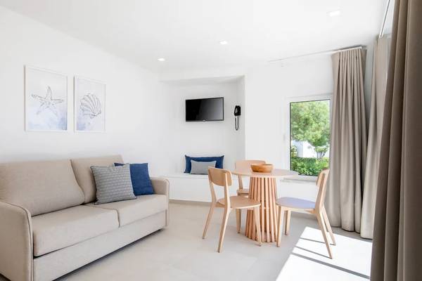 Hotelzimmer mit Sofa, Tisch, Fernseher im Ancora Park.