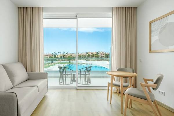 Hotelzimmer mit Balkon und Blick auf den Pool des Ancora Park