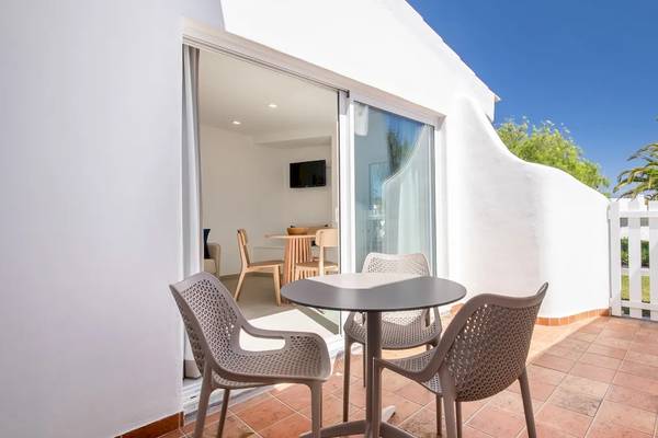 Der Balkon des Ancora Park Hotels mit Tisch und Stühlen auf der Terrasse.