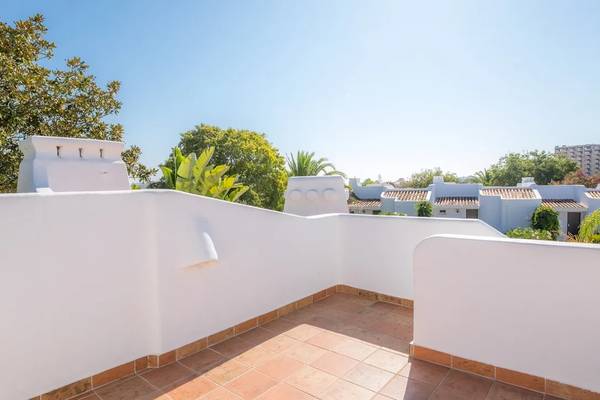 Balkon des Ancora Park Hotels mit Blick auf die umliegende Landschaft